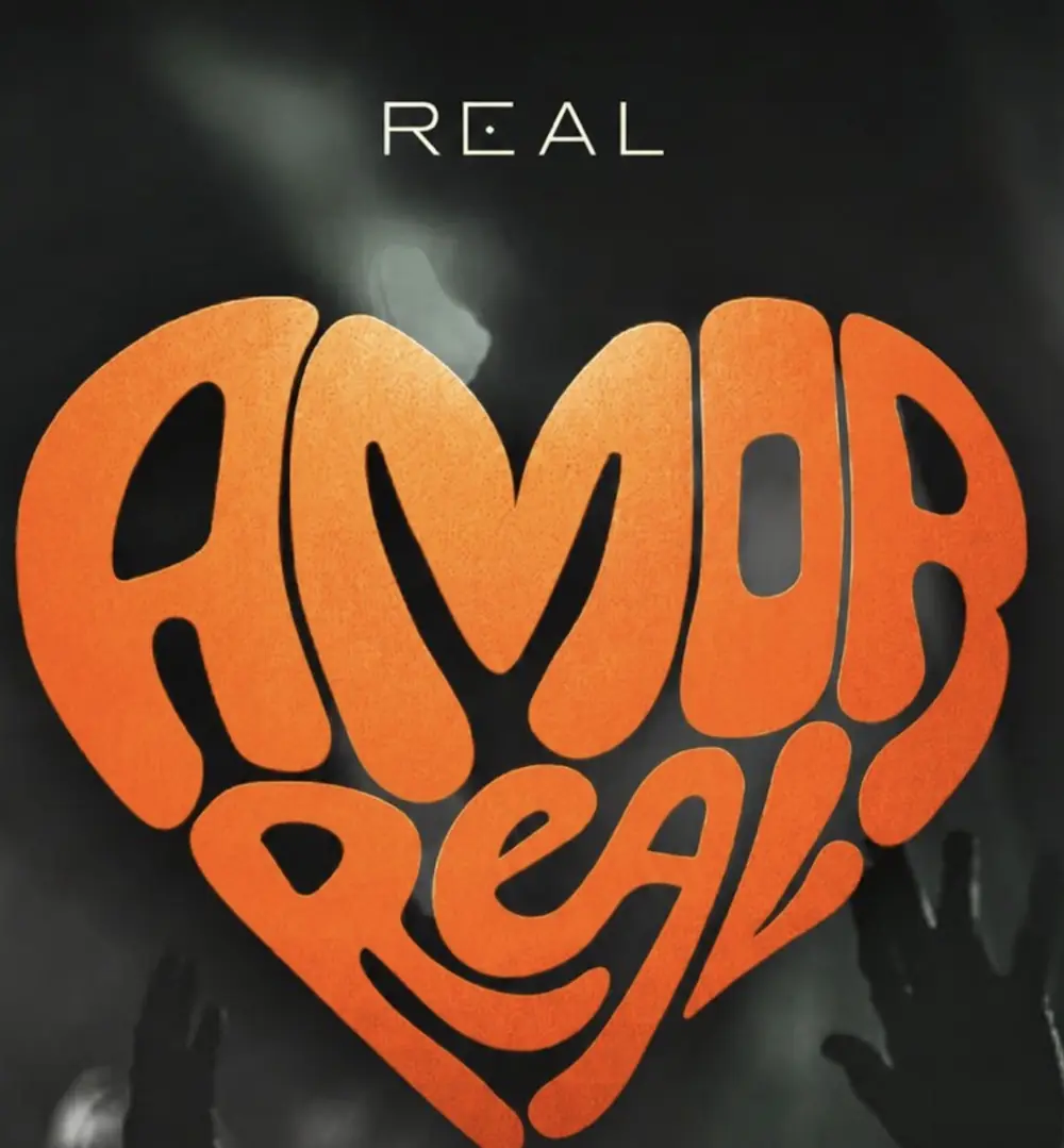 Arte de Amor Real con un corazón naranja