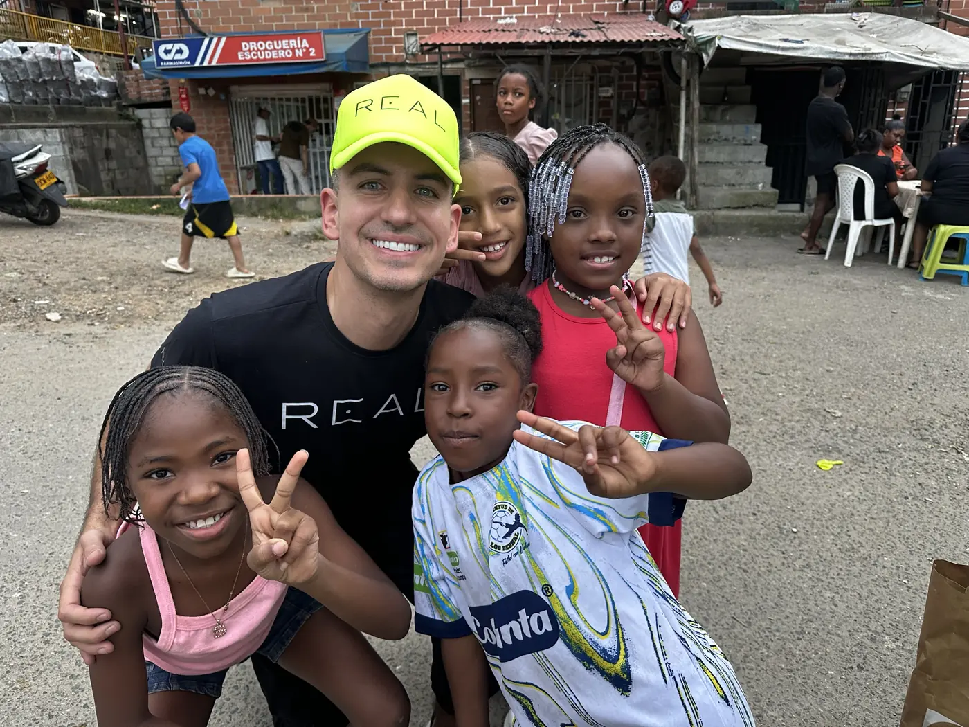 REAL compartiendo con niños en un barrio de Medellín