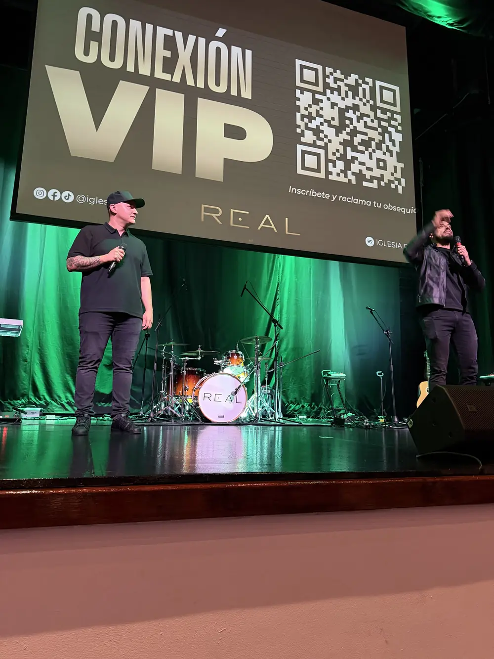 Pastores en el escenario de un Súperdomingo de REAL, con la invitación a Conexión VIP en pantalla