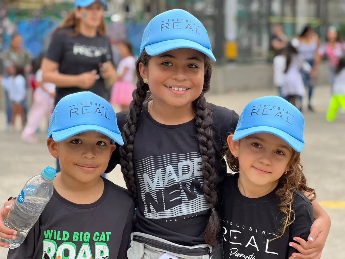 Niños de Real Kids con gorras de Iglesia REAL