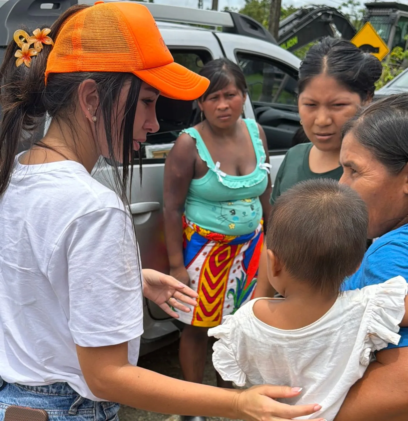 Voluntaria de REAL conversando con una familia en una jornada social